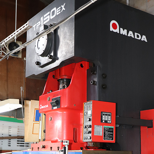 工場設備:AMADA150大型プレス機